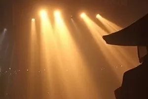 《恒星备忘录》剧集封面，星空下的天文台圆顶